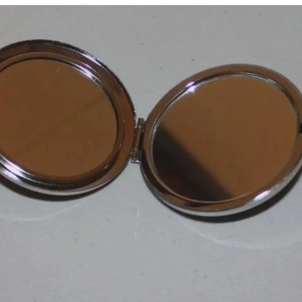 Double Mirror Snap Close Compact Peachy-Pink Silver Vanity Travel Accessory